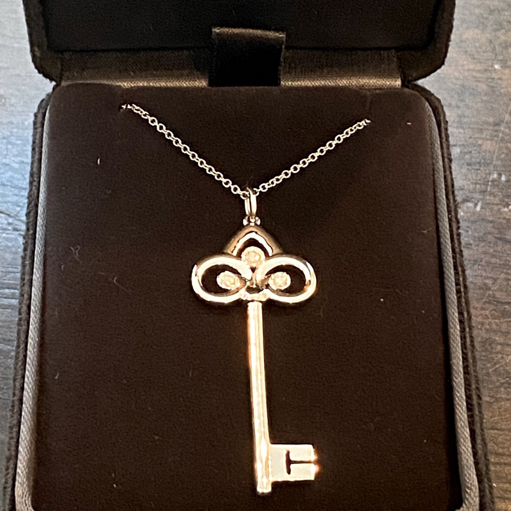 Tiffany 750 White Gold & Diamonds Fleur De Lis Key